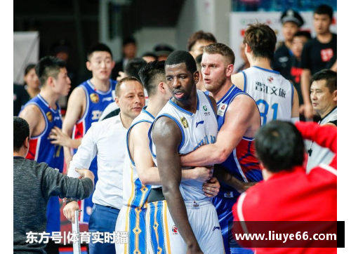 YY易游体育快船主帅因不满判罚被罚下场，球迷不满裁判